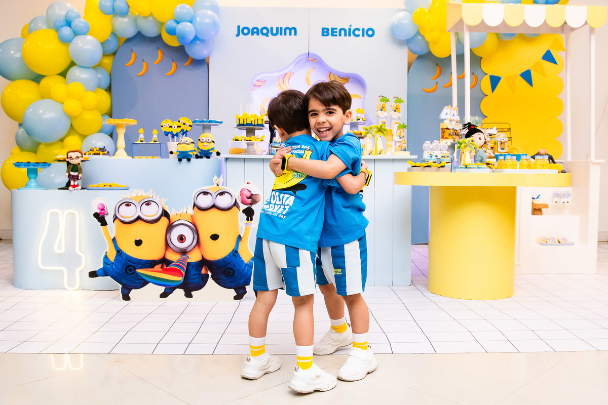 Fotos dos gêmeos na mesa do bolo abraçados no Espaço Pimenteira