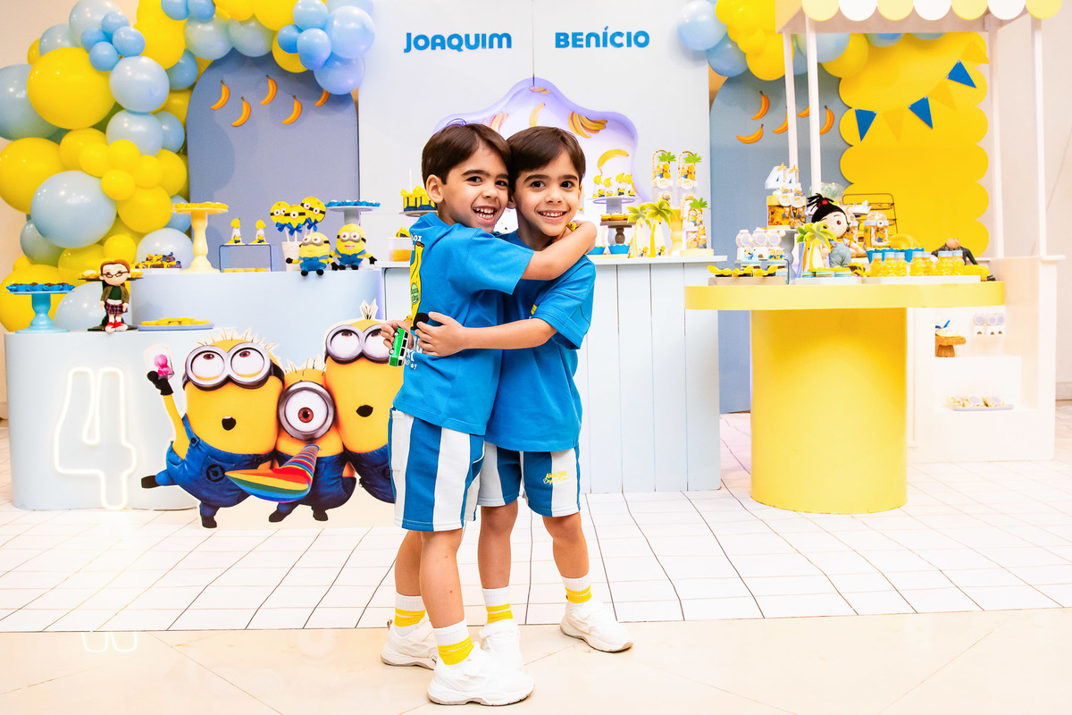 Fotos dos gêmeos na mesa do bolo abraçados no Espaço Pimenteira 1