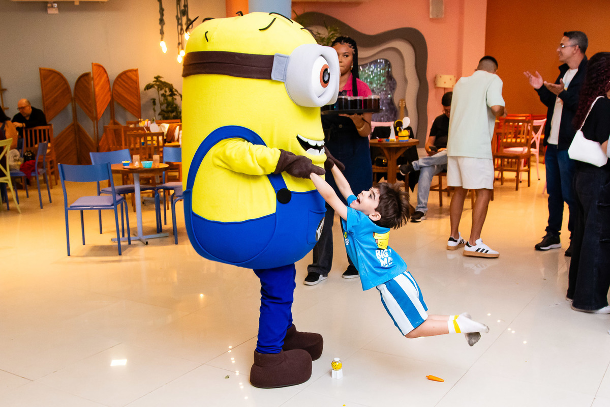 A surpresa dos gêmeos coma chegada dos Minions da Sonharte, trazendo magia para o aniversário de 4 anos 1