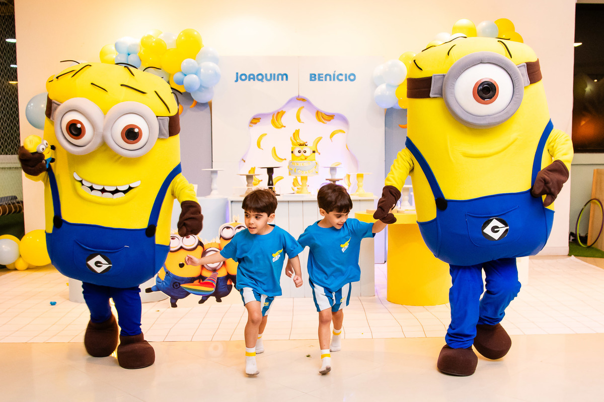 A surpresa dos gêmeos coma chegada dos Minions da Sonharte, trazendo magia para o aniversário de 4 anos 2