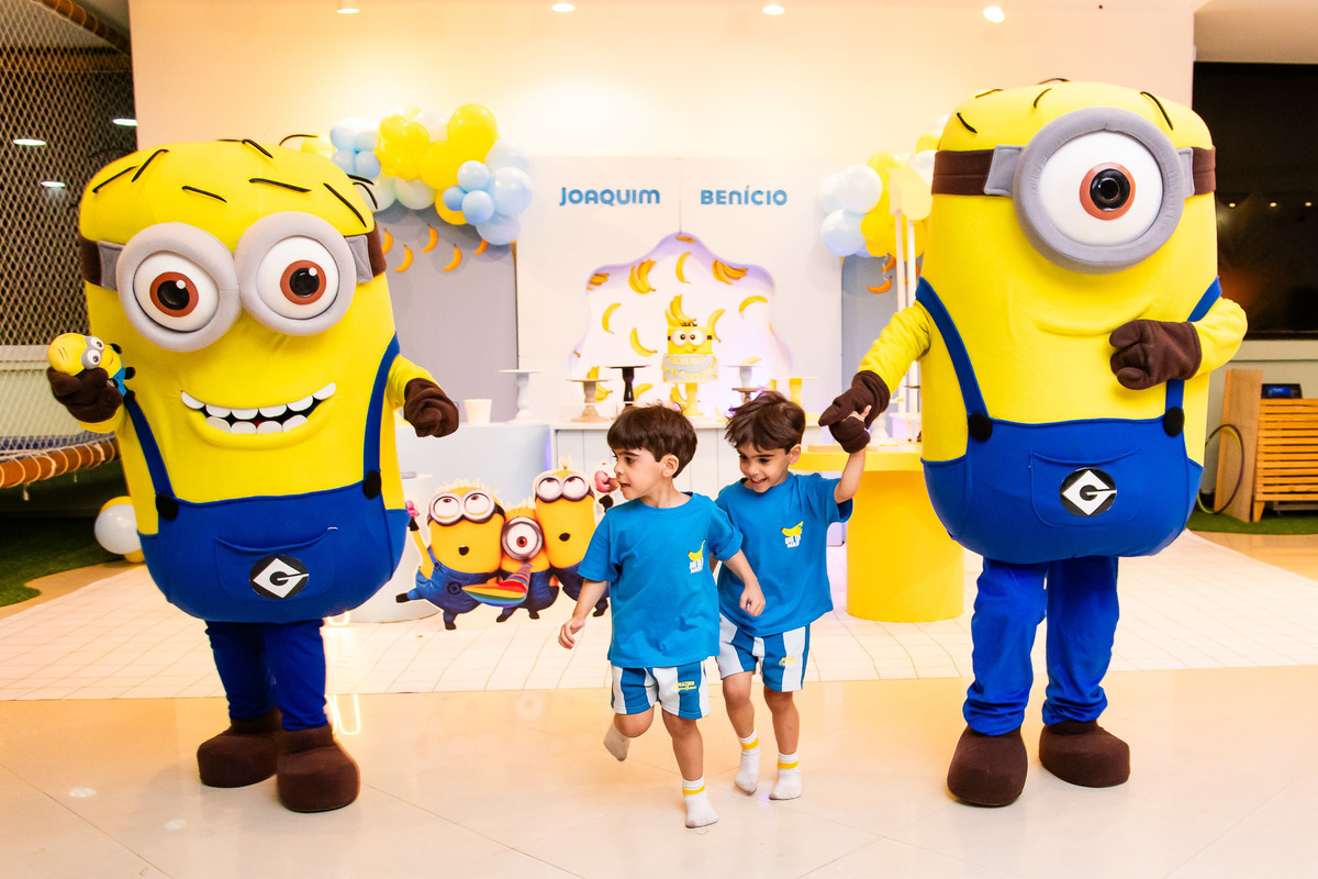 A surpresa dos gêmeos coma chegada dos Minions da Sonharte, trazendo magia para o aniversário de 4 anos 3