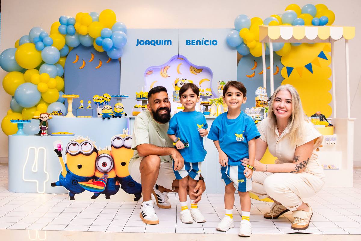 A felicidade da família celebrando os 4 anos dos gêmeos em poses descontraídas