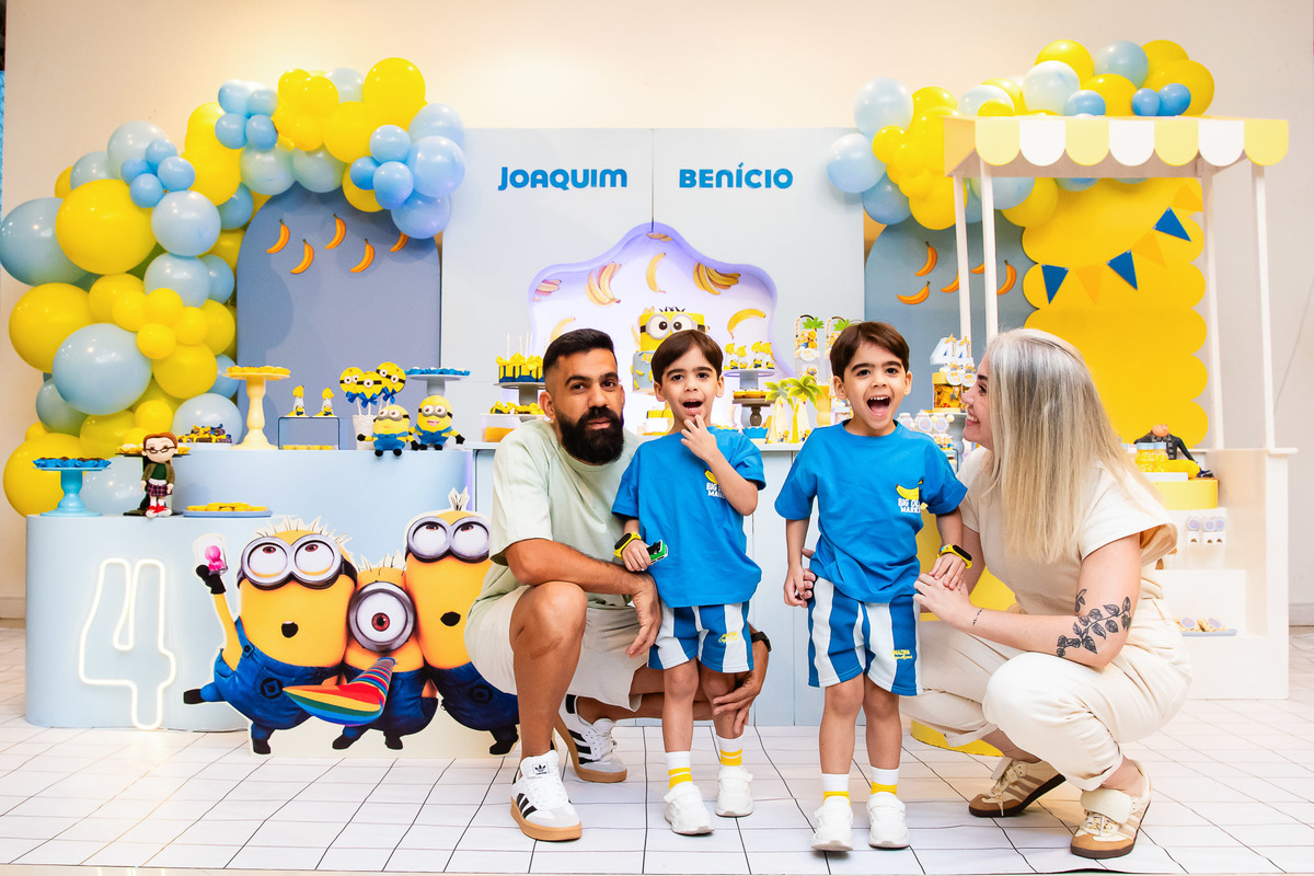 A felicidade da família celebrando os 4 anos dos gêmeos em poses descontraídas 1