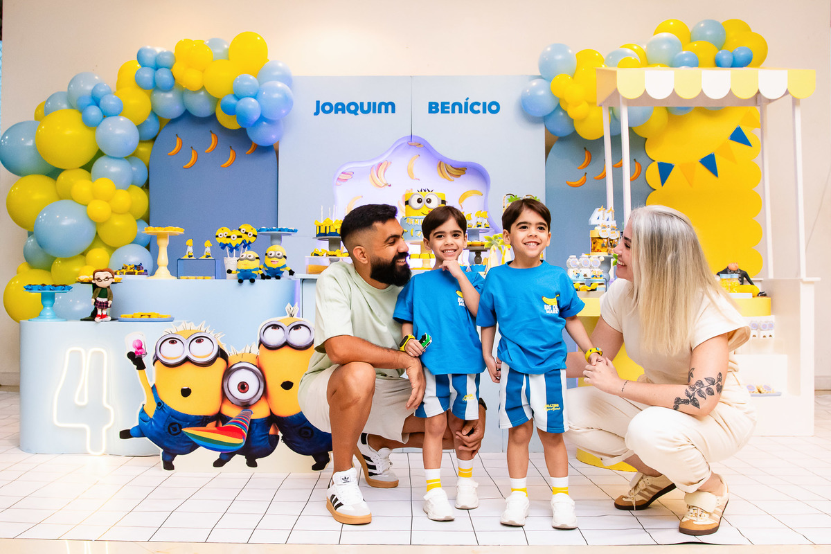 A felicidade da família celebrando os 4 anos dos gêmeos em poses descontraídas 2