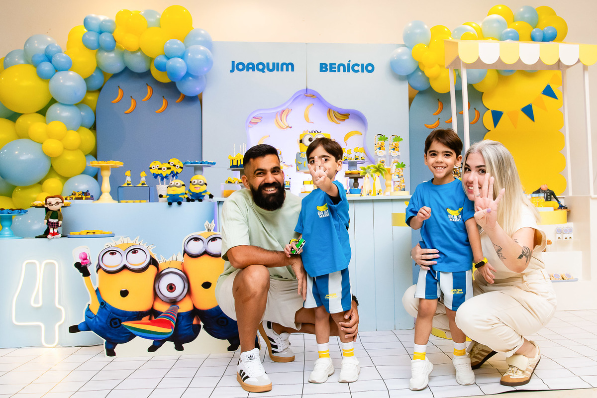 A felicidade da família celebrando os 4 anos dos gêmeos em poses descontraídas 3