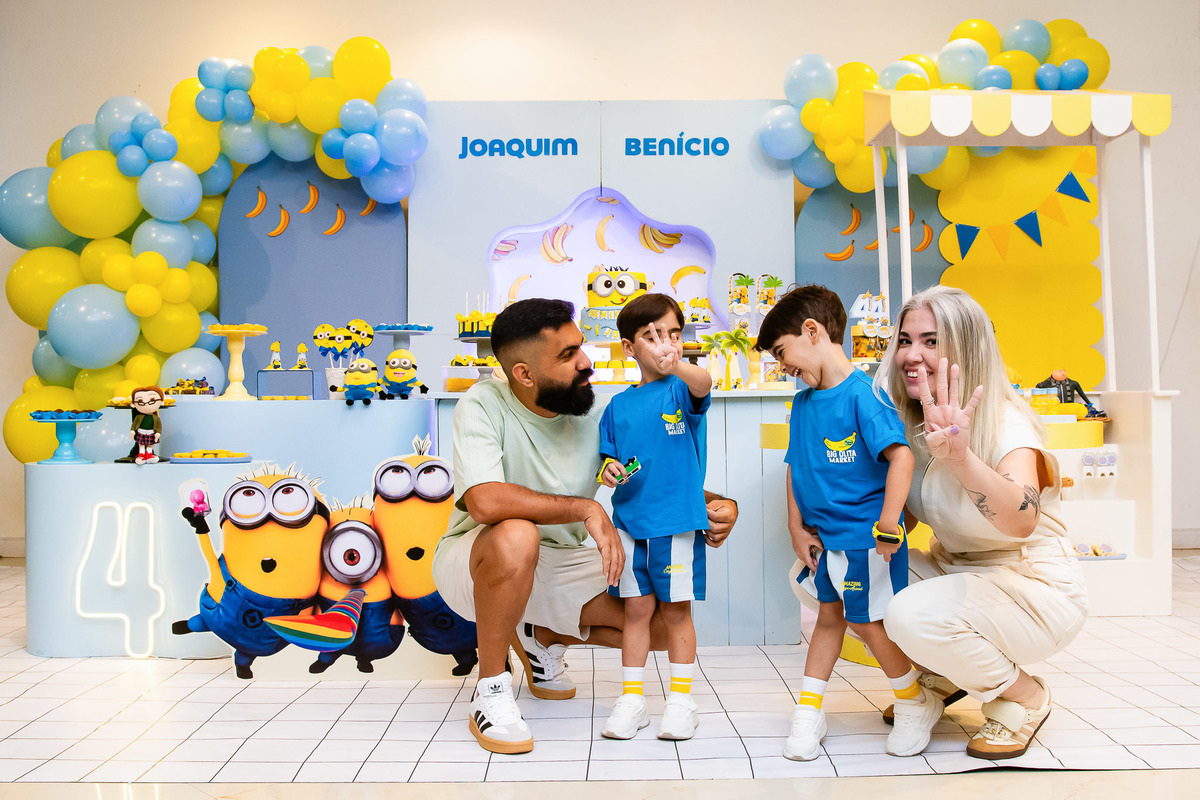 A felicidade da família celebrando os 4 anos dos gêmeos em poses descontraídas 4