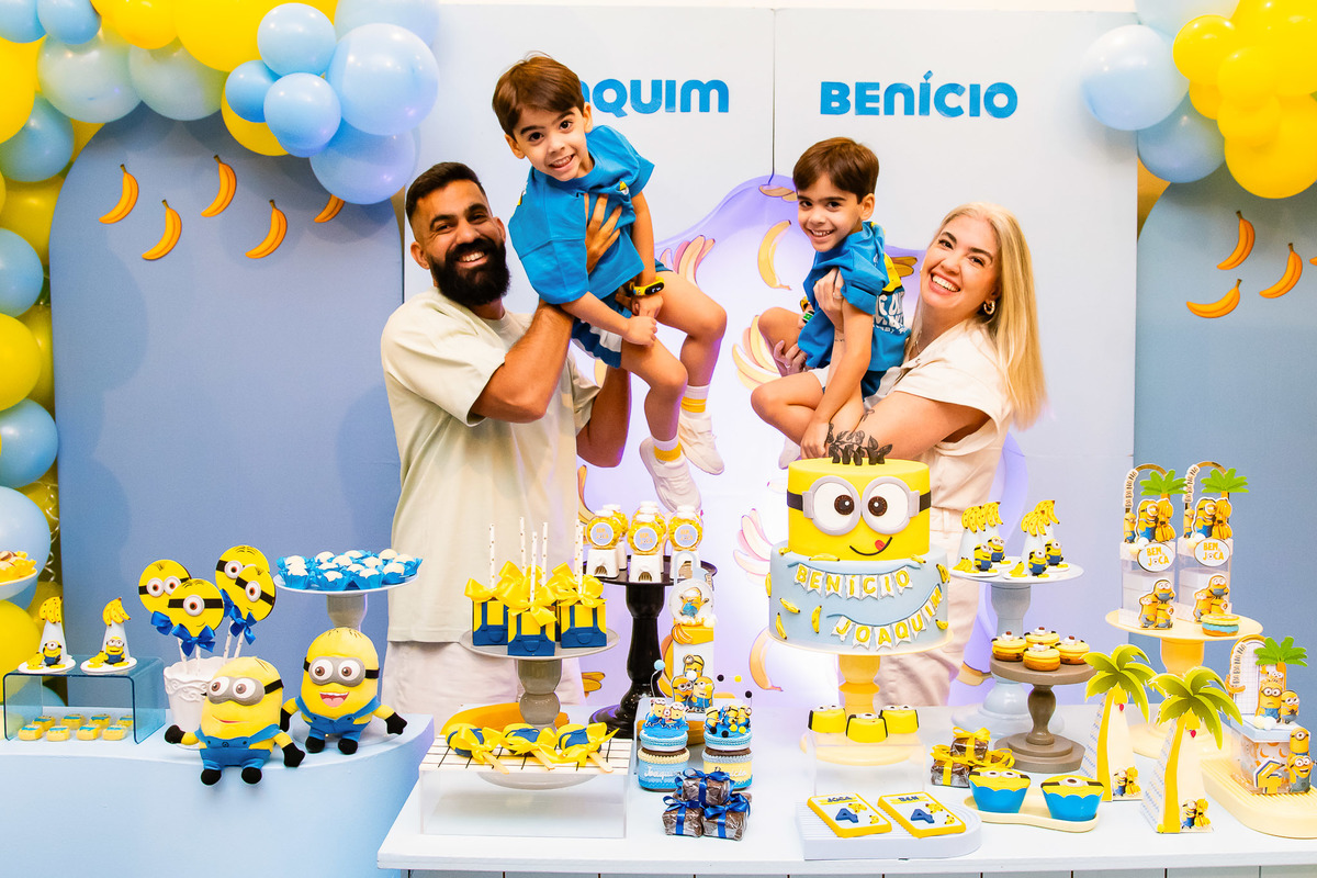 A felicidade da família celebrando os 4 anos dos gêmeos em poses descontraídas 5