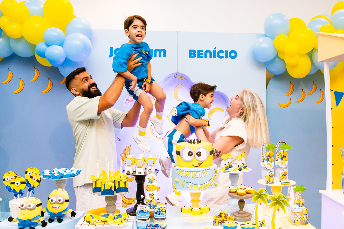 A felicidade da família celebrando os 4 anos dos gêmeos em poses descontraídas 6