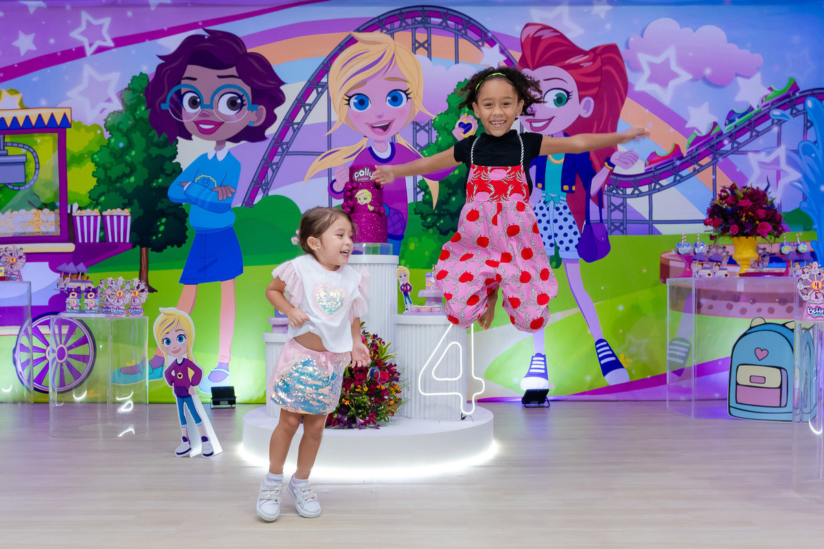 Registro em família: Betina e suas primas  em momento de alegria no aniversário