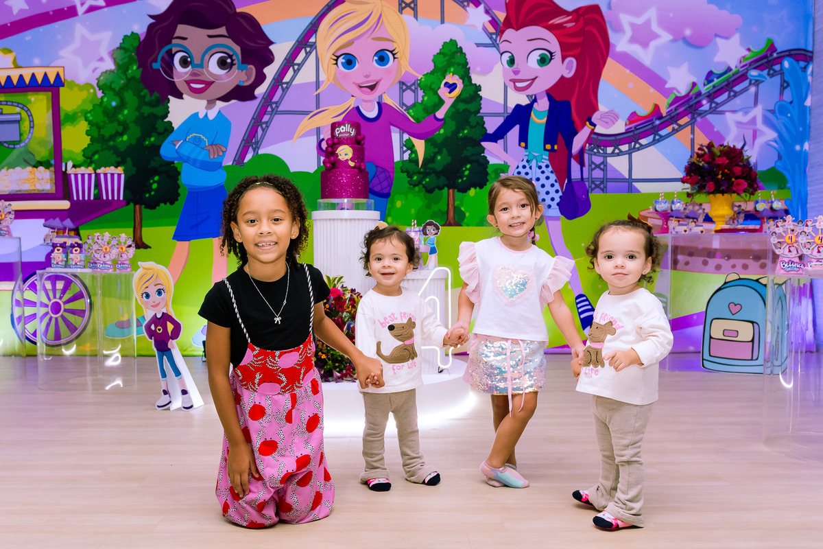 Registro em família: Betina e suas primas  em momento de alegria no aniversário 1