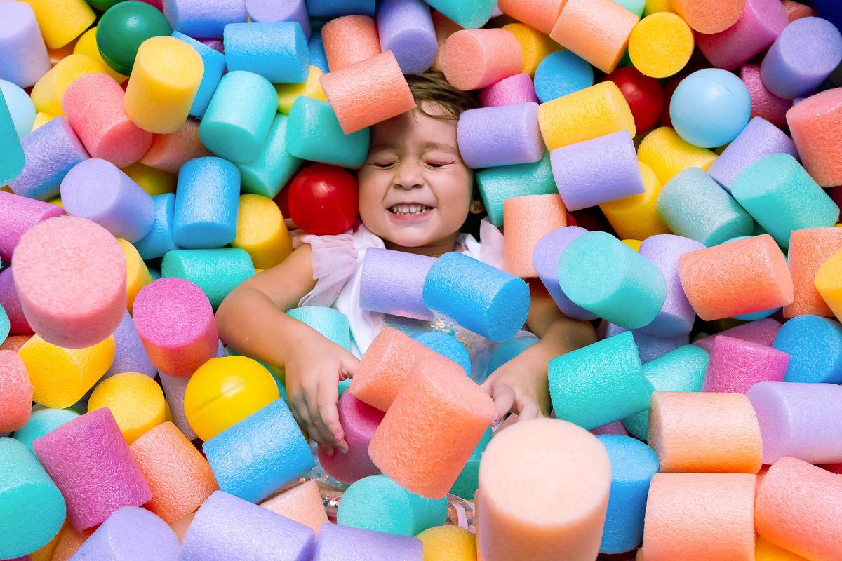 Diversão garantida: registros espontâneos das crianças na casa de festa no Recreio RJ
