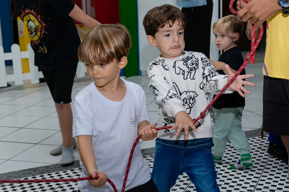 Diversão garantida: registros espontâneos das crianças na casa de festa no Recreio RJ 10
