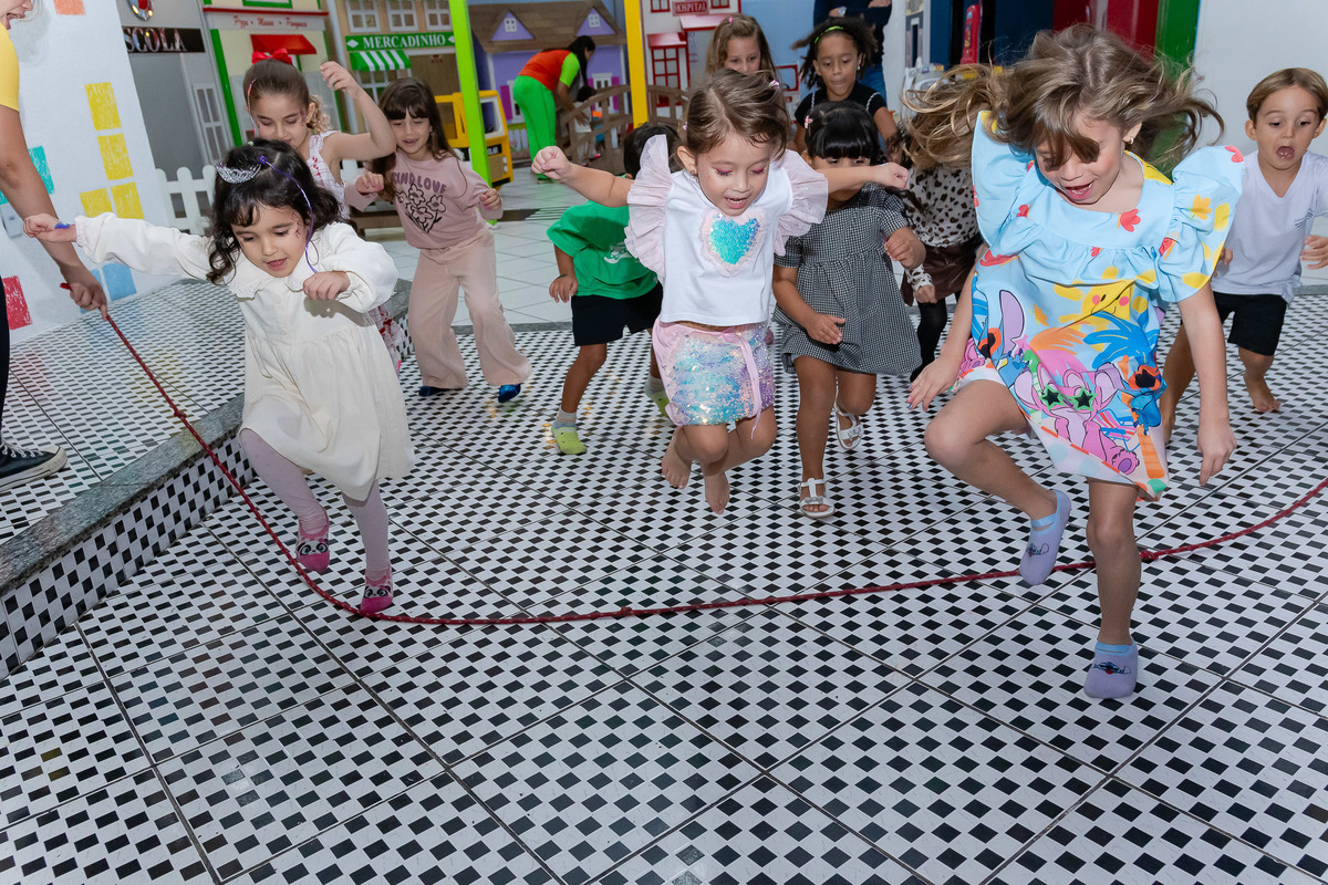 Diversão garantida: registros espontâneos das crianças na casa de festa no Recreio RJ 11