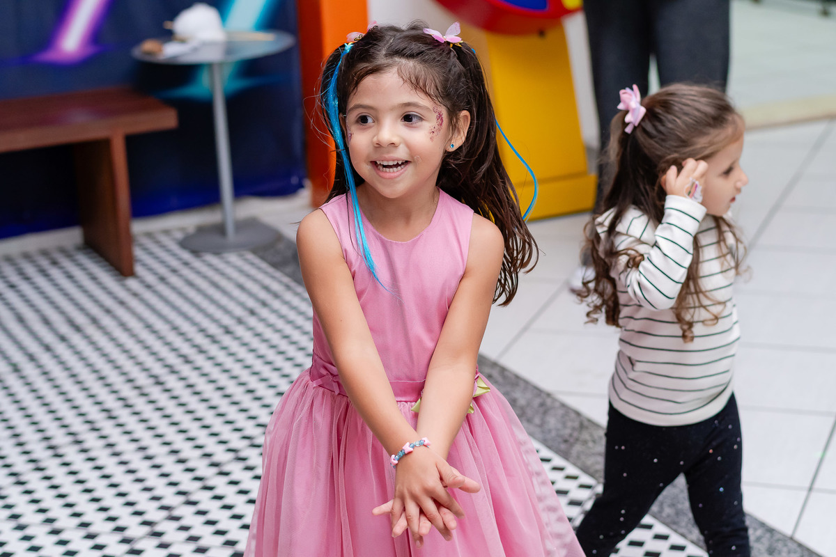 Diversão garantida: registros espontâneos das crianças na casa de festa no Recreio RJ 12