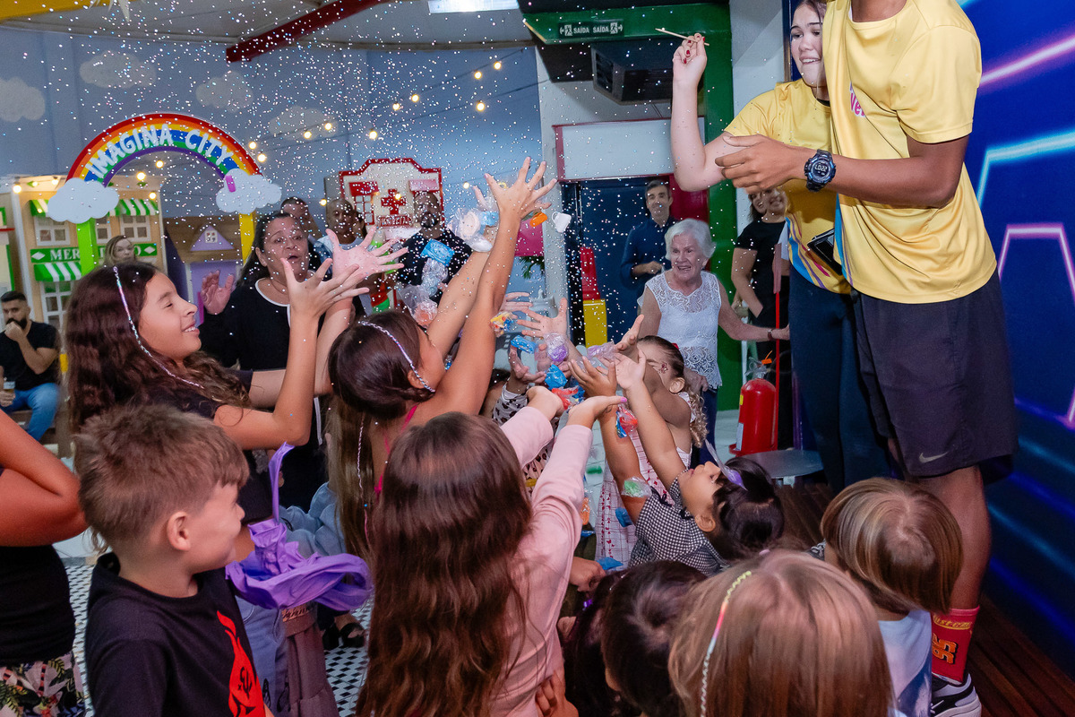 Diversão garantida: registros espontâneos das crianças na casa de festa no Recreio RJ 16