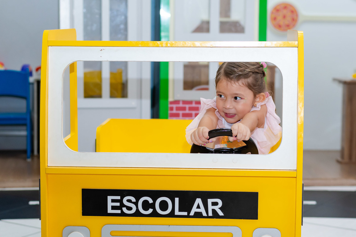 Diversão garantida: registros espontâneos das crianças na casa de festa no Recreio RJ 3