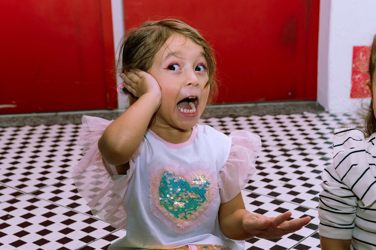 Diversão garantida: registros espontâneos das crianças na casa de festa no Recreio RJ 4