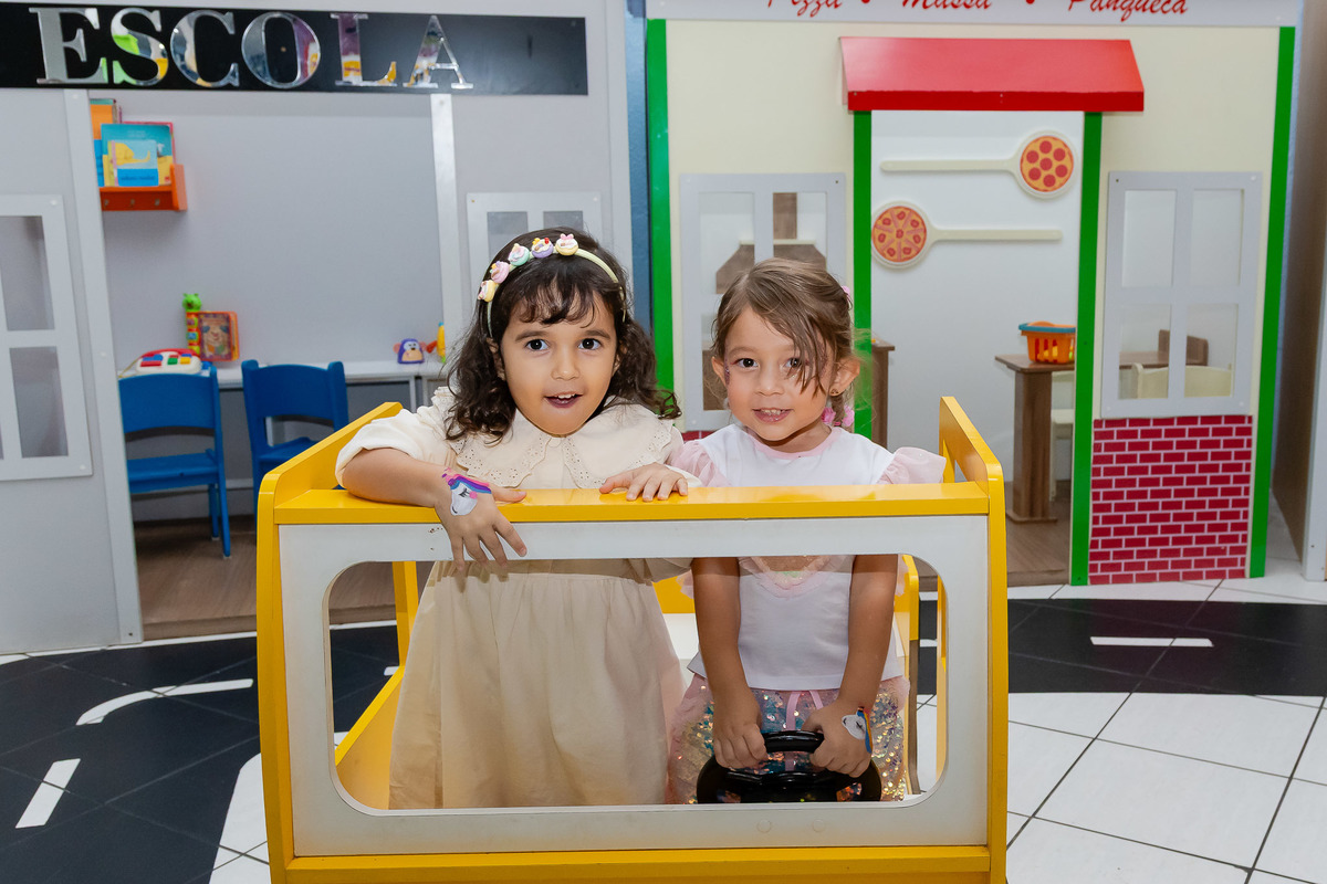 Diversão garantida: registros espontâneos das crianças na casa de festa no Recreio RJ 6