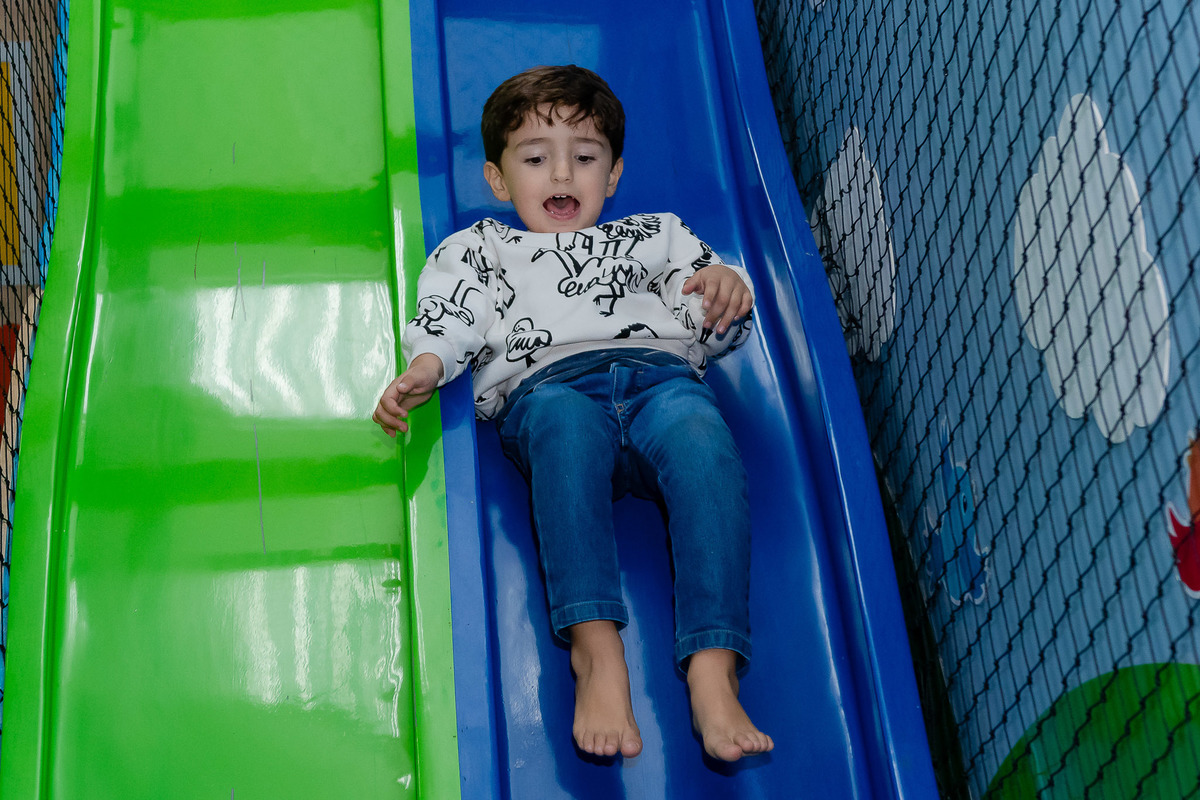 Diversão garantida: registros espontâneos das crianças na casa de festa no Recreio RJ 7