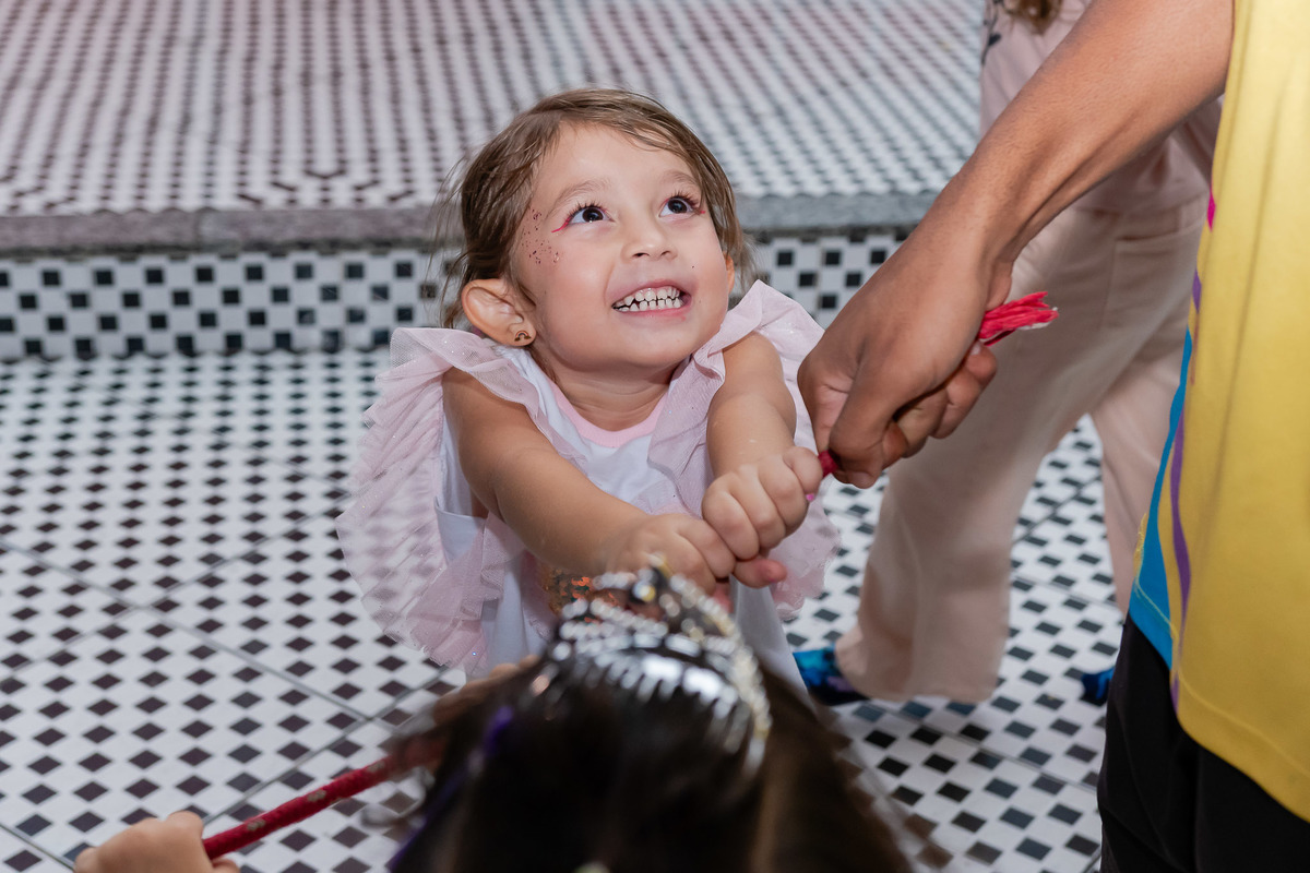 Diversão garantida: registros espontâneos das crianças na casa de festa no Recreio RJ 9