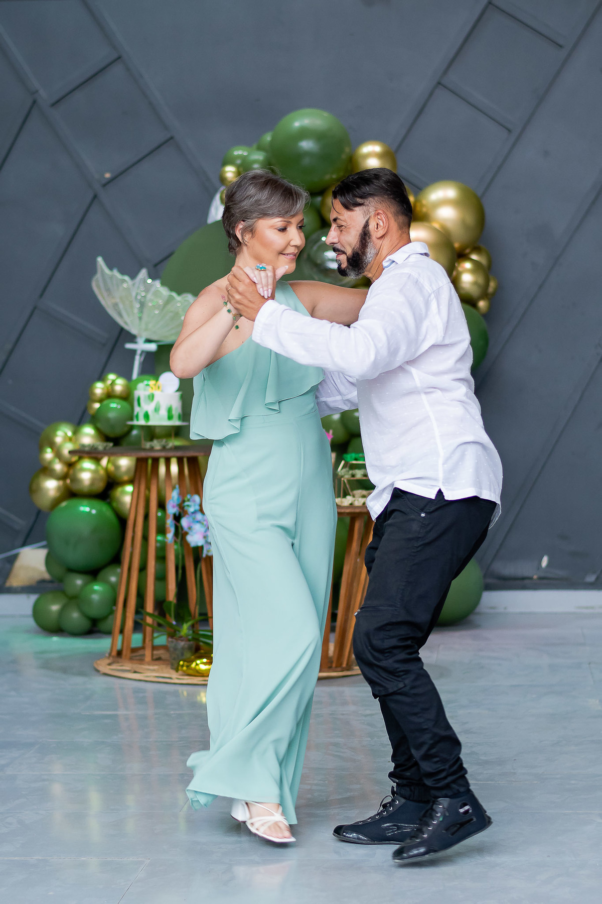 Andrea celebrando 50 anos com apresentação de dança de salão