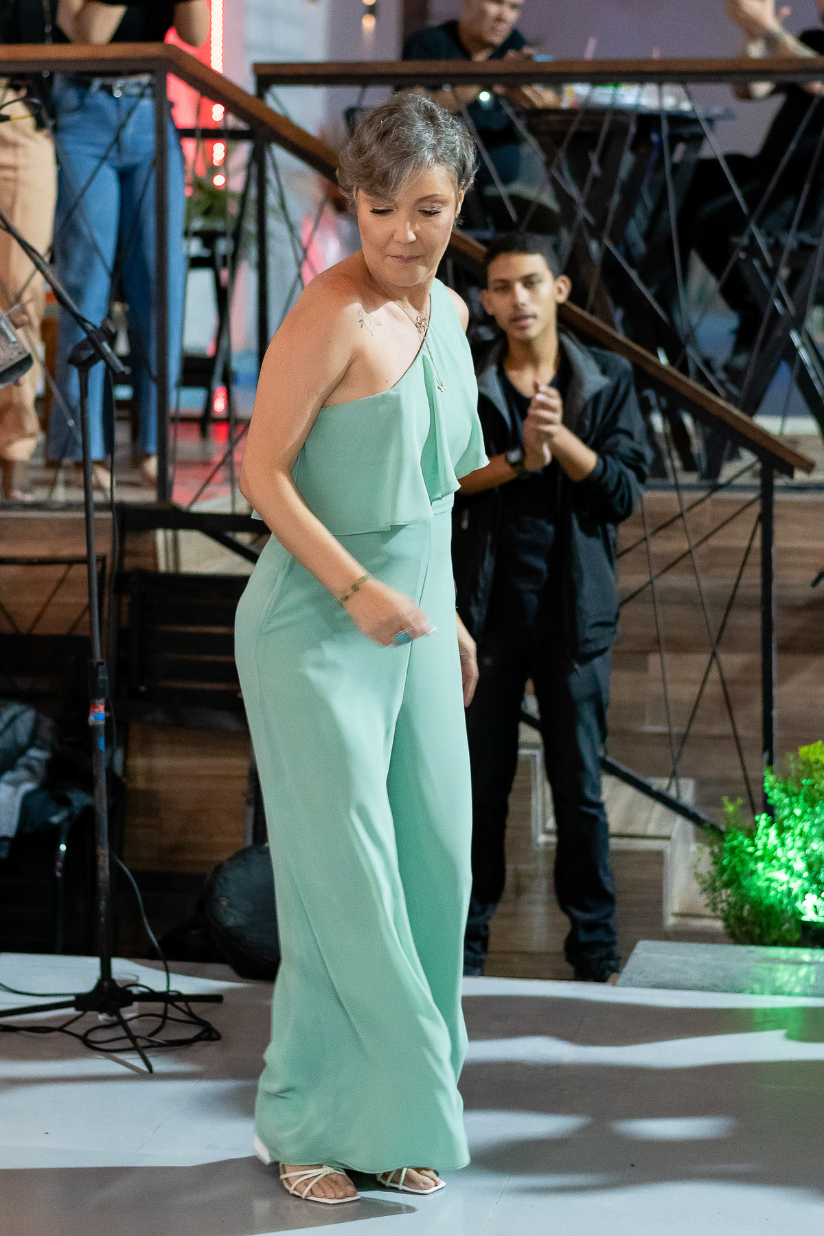 Fotos da Andrea dançando na sua festa de 50 anos