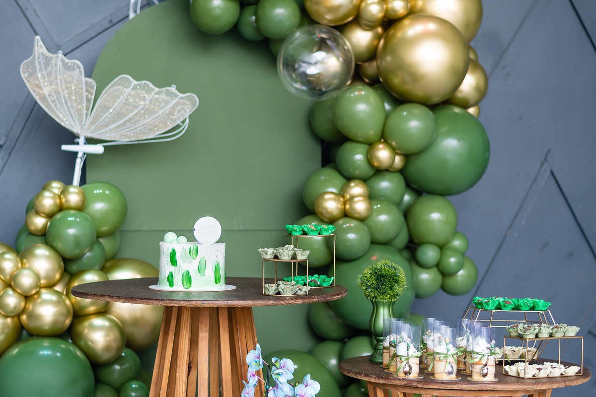Decoração verde e dourado inspiração aniversário 50 anos