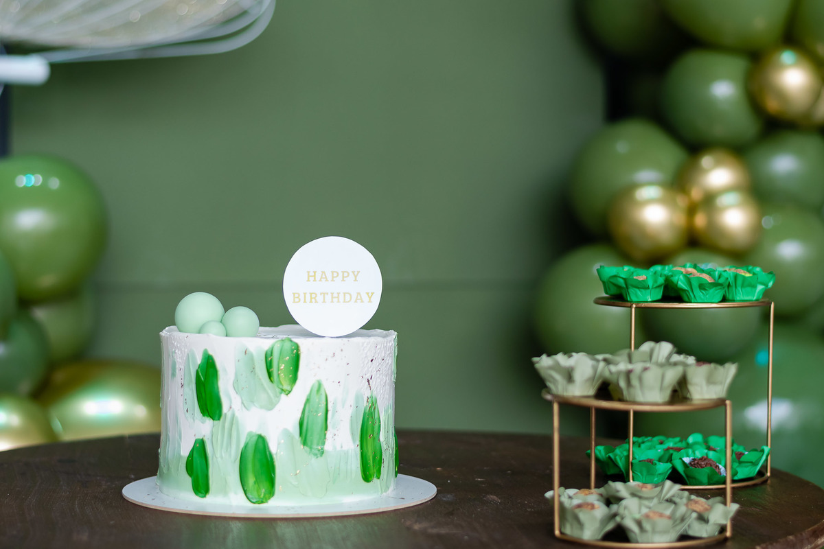Decoração verde e dourado inspiração aniversário 50 anos 1