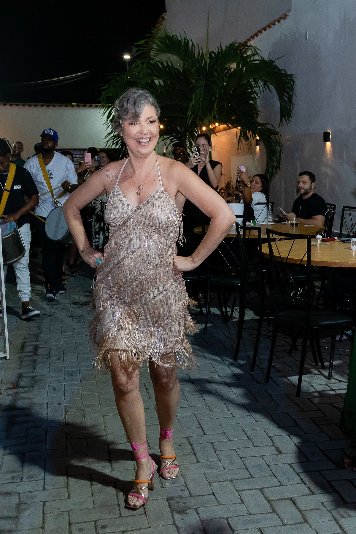 Andrea vestida de passista com bateria de samba em surpresa no seu aniversário