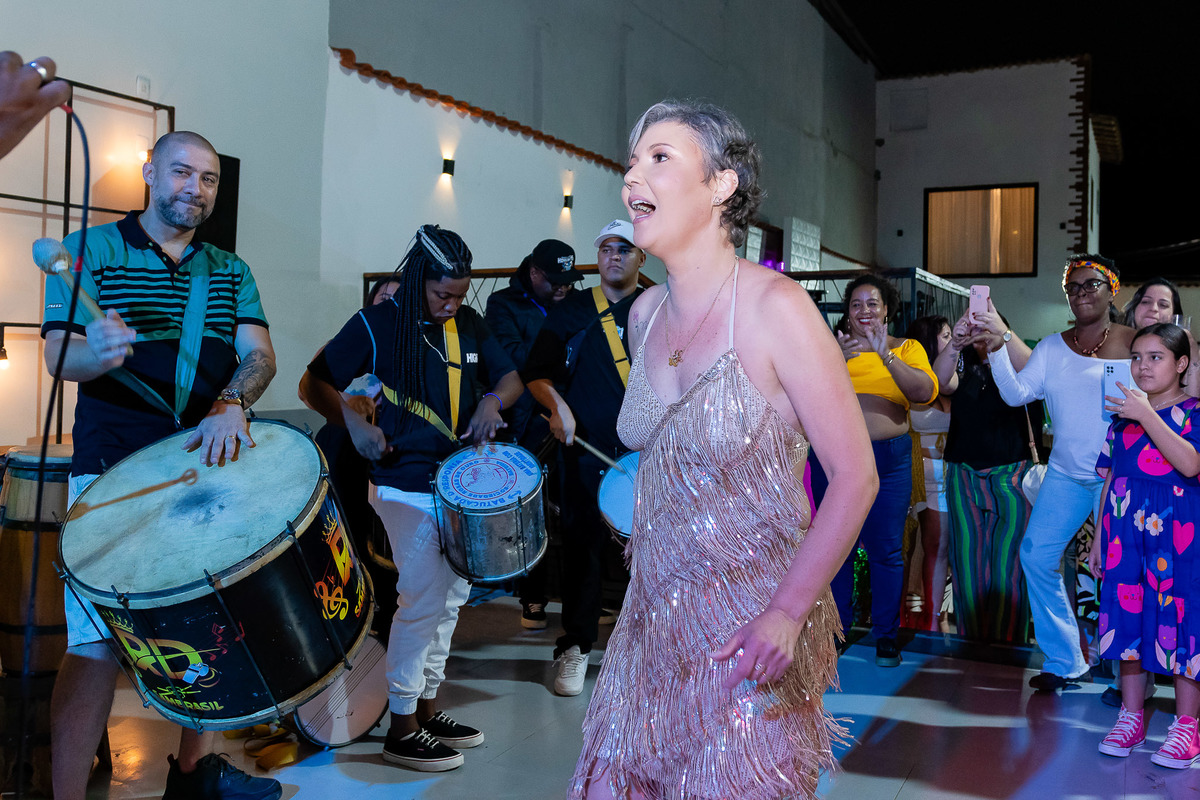 Andrea vestida de passista com bateria de samba em surpresa no seu aniversário 4