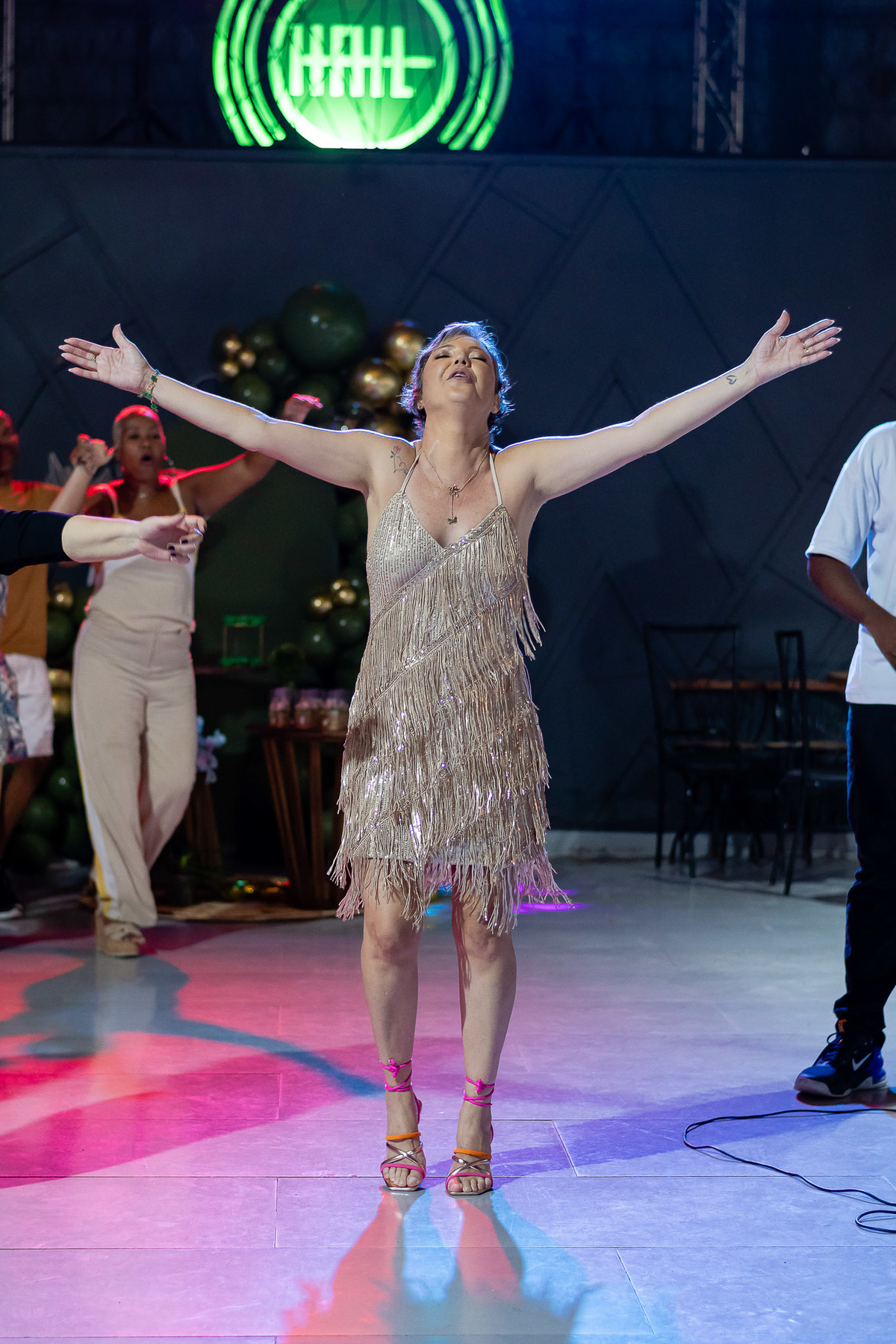 Andrea vestida de passista com bateria de samba em surpresa no seu aniversário 7
