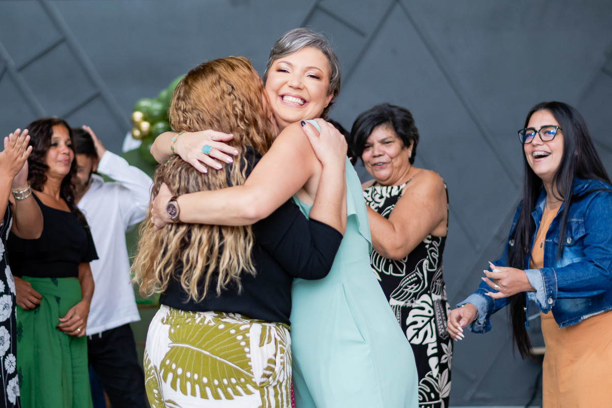 Momentos de abraços no aniversário de 50 anos 1