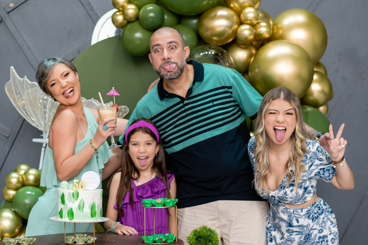 Andrea com marido e as filhas para retrato na mesa do bolo 2