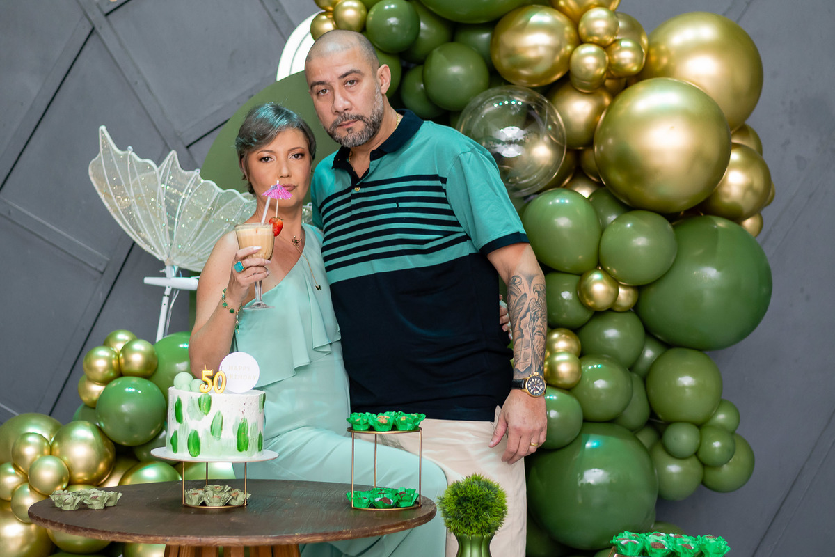 Andrea com marido na decoração