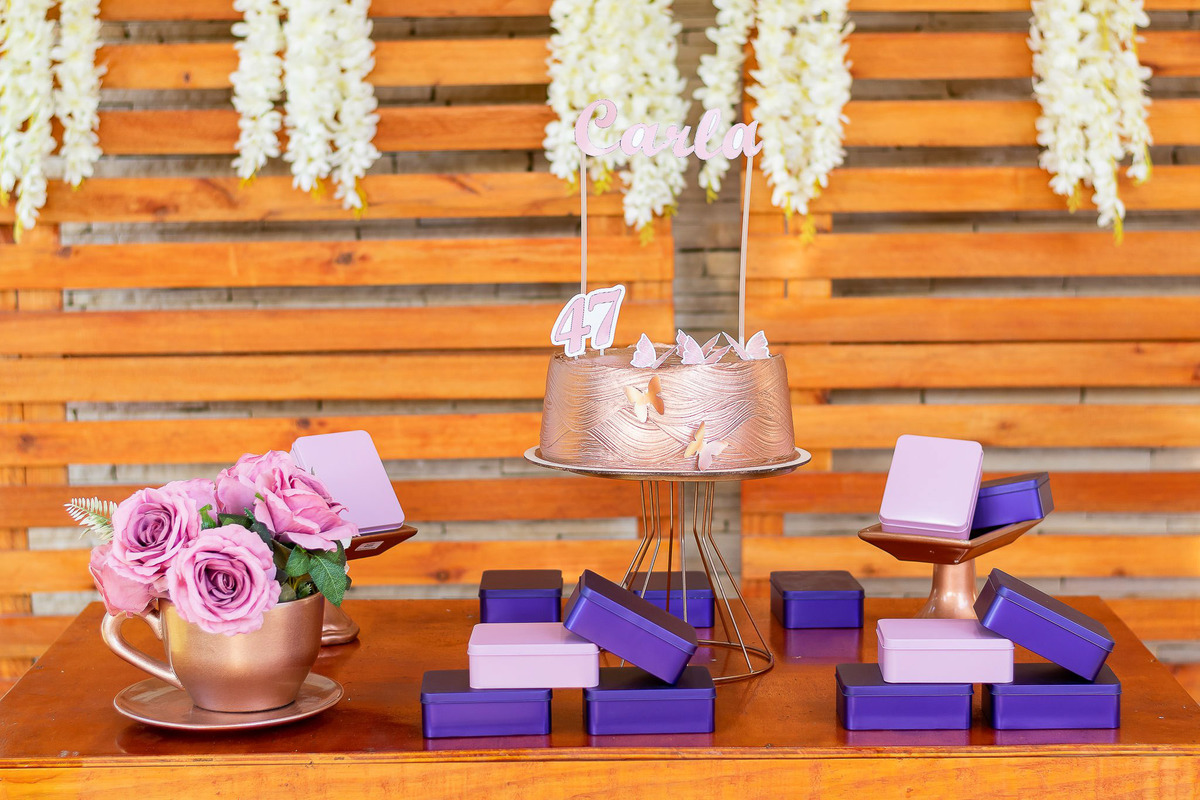 Decoração de aniversário feminino com detalhes em lavanda e tons suaves