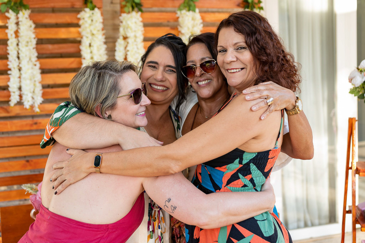 Abraço entre amigas
