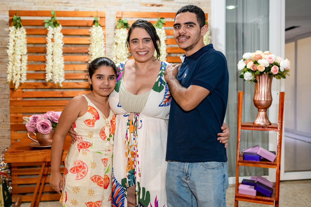 Carla com seus filhos, muito amor