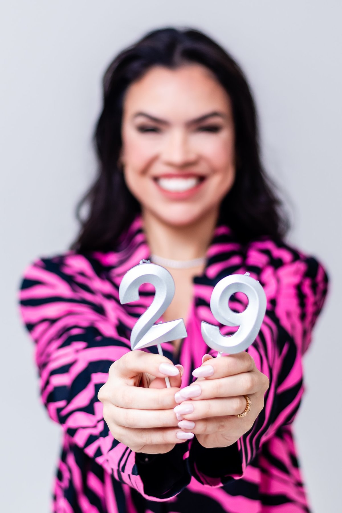 Momento de leveza e sorriso da Roberta durante seu ensaio fotográfico de aniversário