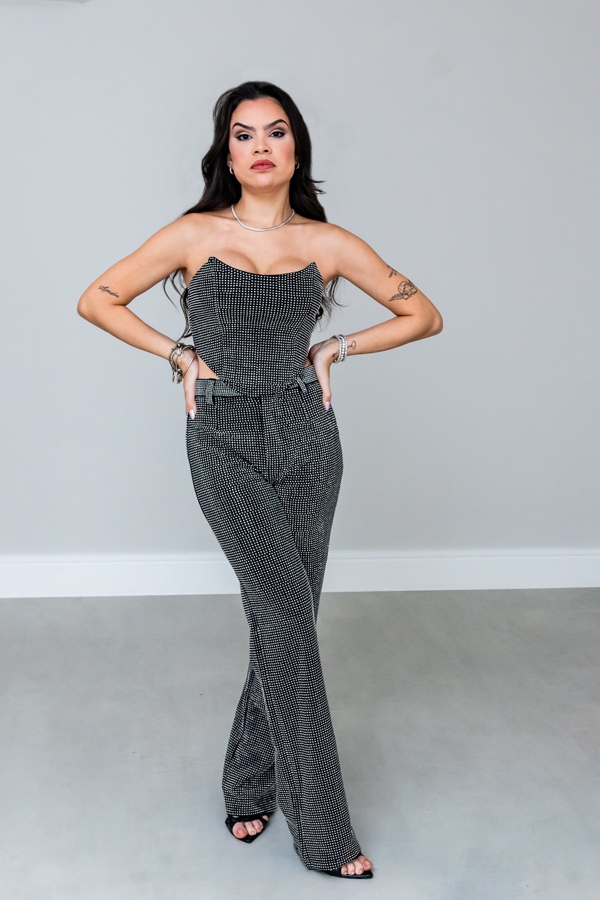 Retrato expressivo da Roberta destacando a autoconfiança e a beleza da mulher em sua nova fase 1