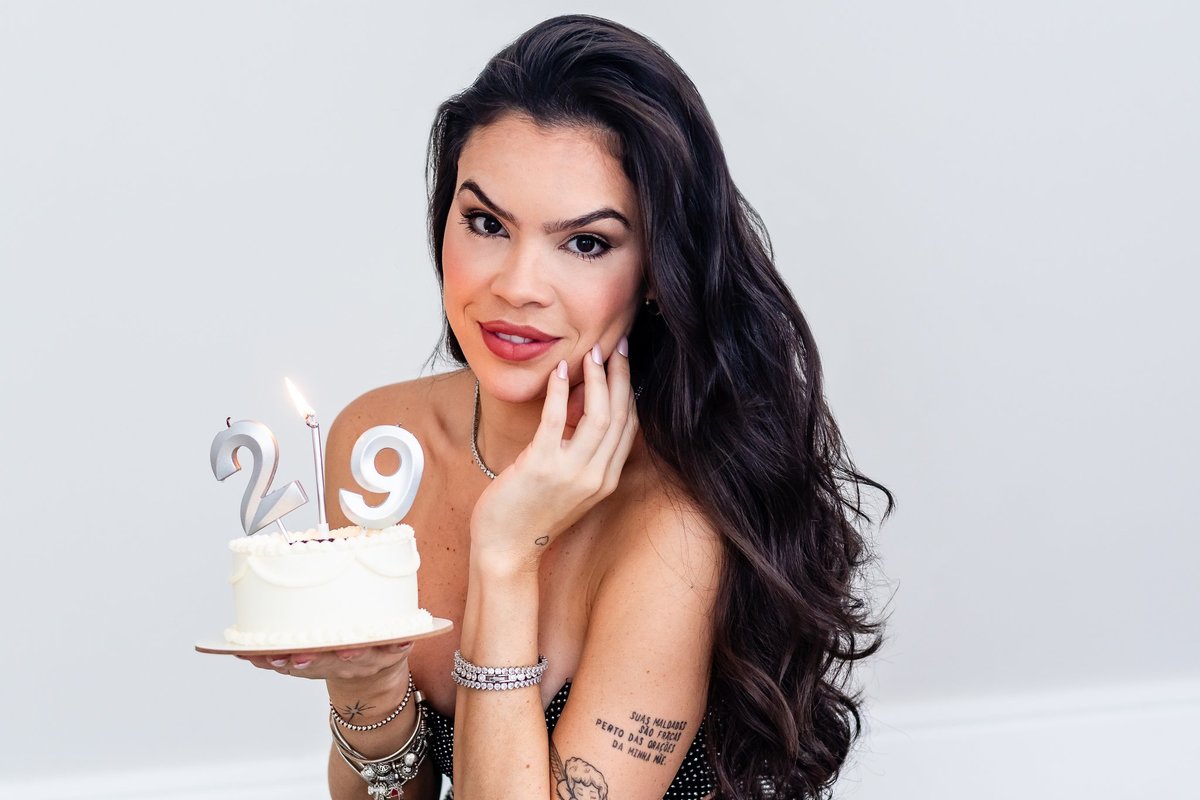 Retrato expressivo da Roberta destacando a autoconfiança e a beleza da mulher em sua nova fase