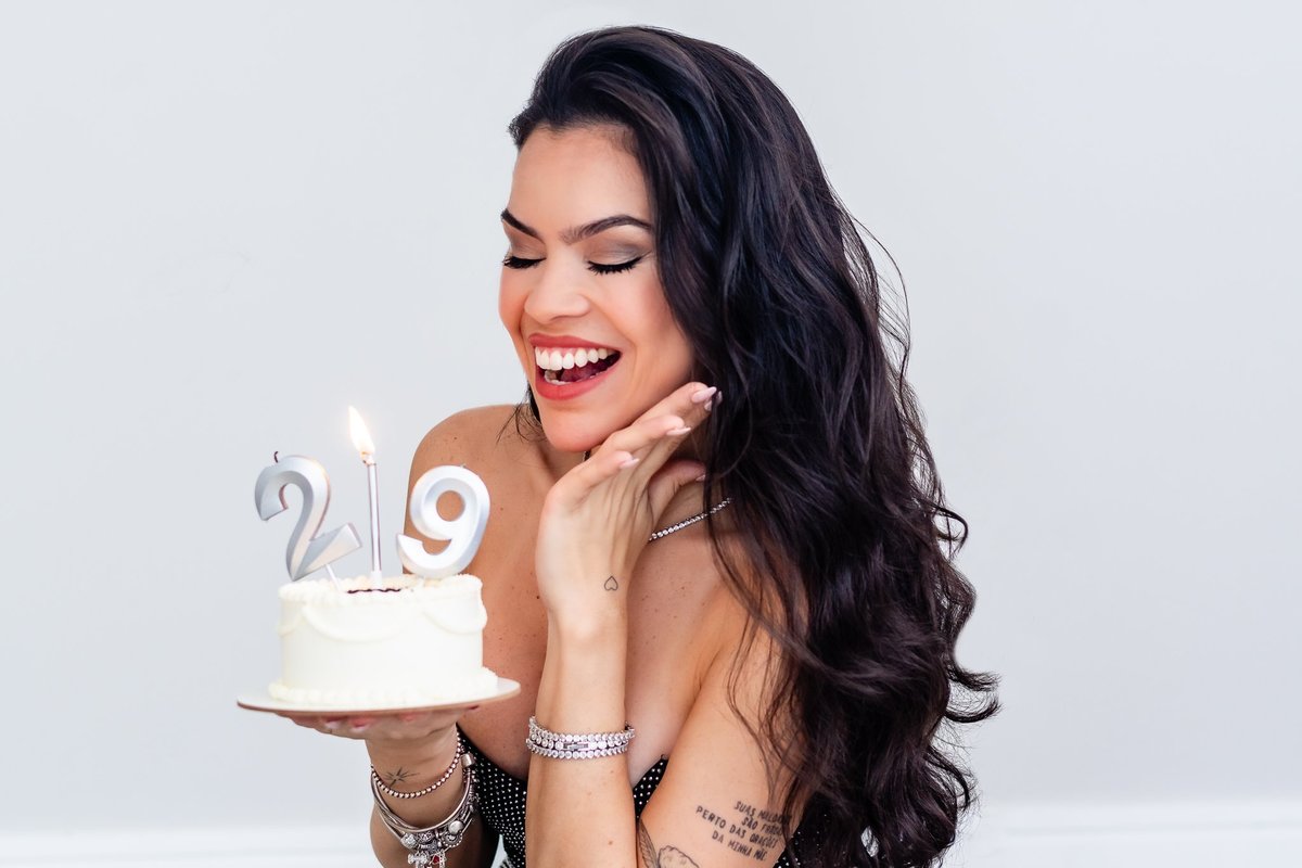 Momento de leveza e sorriso da Roberta durante seu ensaio fotográfico de aniversário