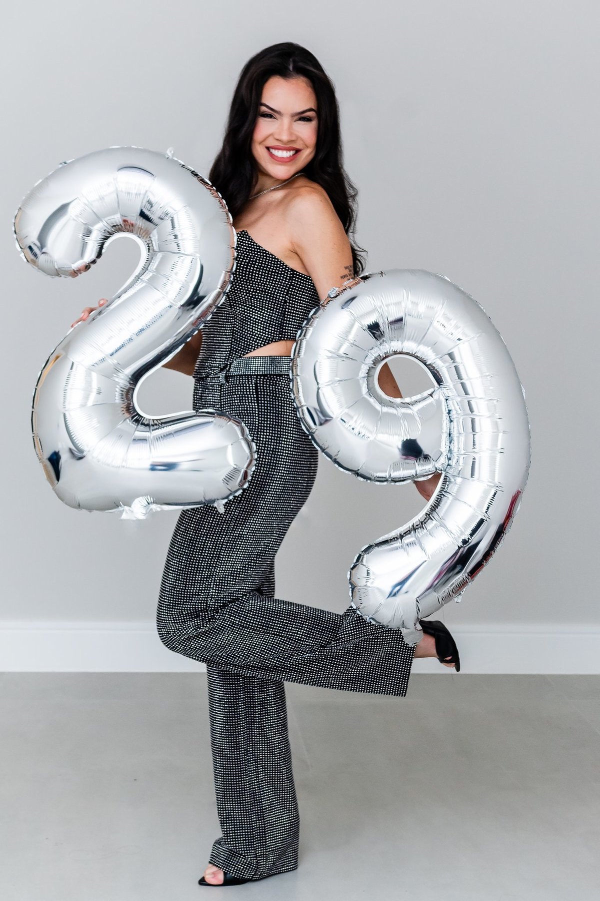 Momento de leveza e sorriso da Roberta durante seu ensaio fotográfico de aniversário