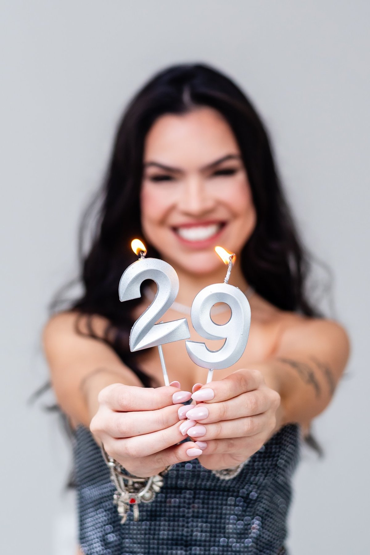 Momento de leveza e sorriso da Roberta durante seu ensaio fotográfico de aniversário