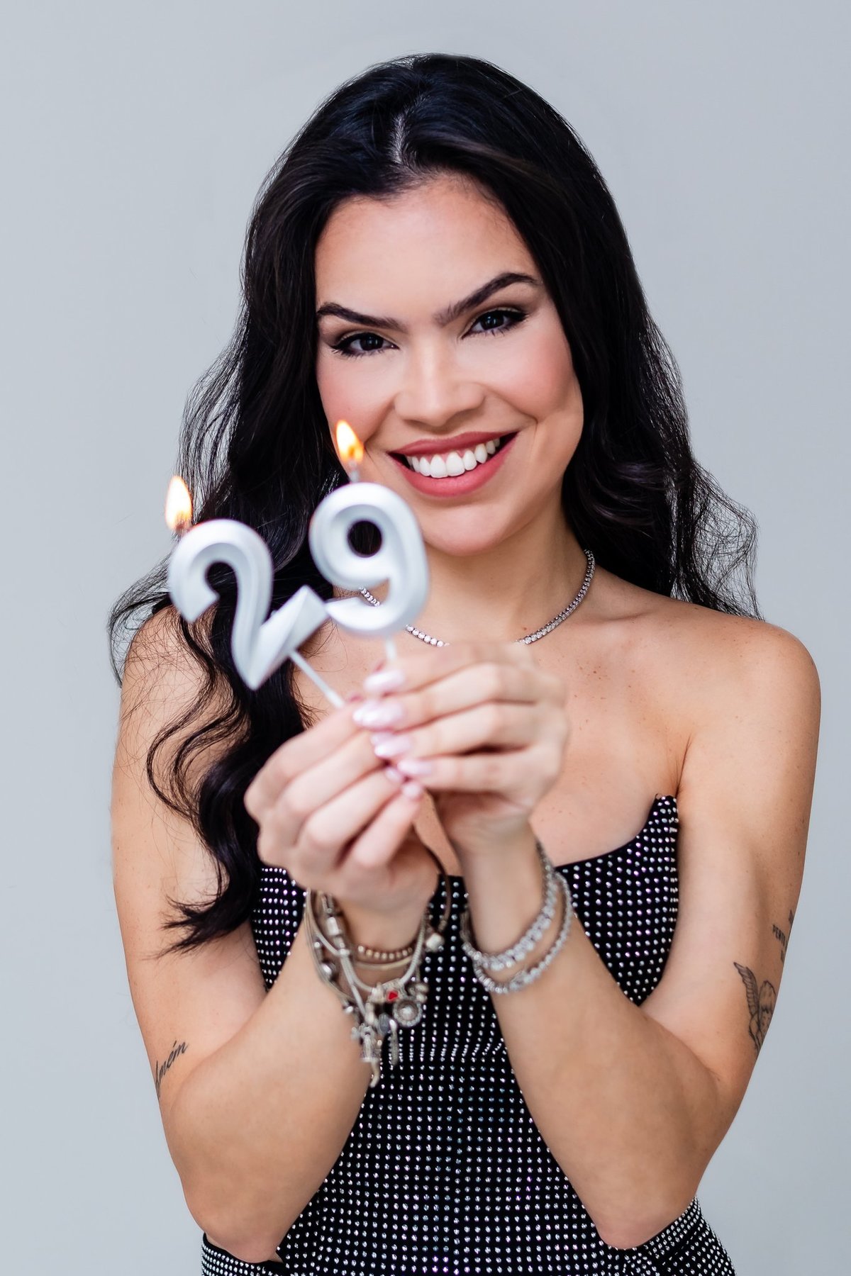 Momento de leveza e sorriso da Roberta durante seu ensaio fotográfico de aniversário
