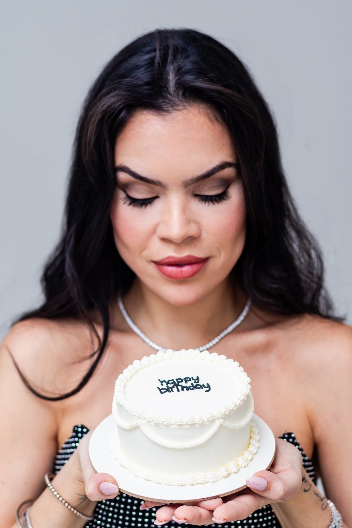 Retrato expressivo da Roberta destacando a autoconfiança e a beleza da mulher em sua nova fase