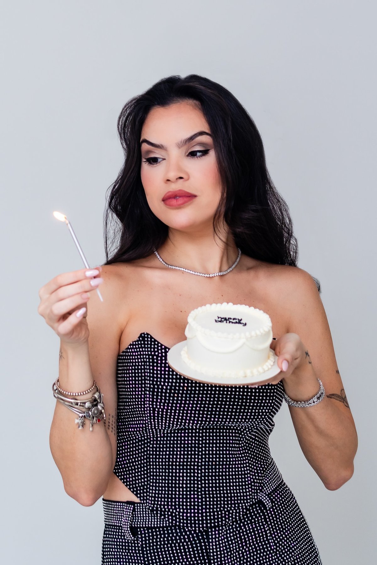 Retrato expressivo da Roberta destacando a autoconfiança e a beleza da mulher em sua nova fase