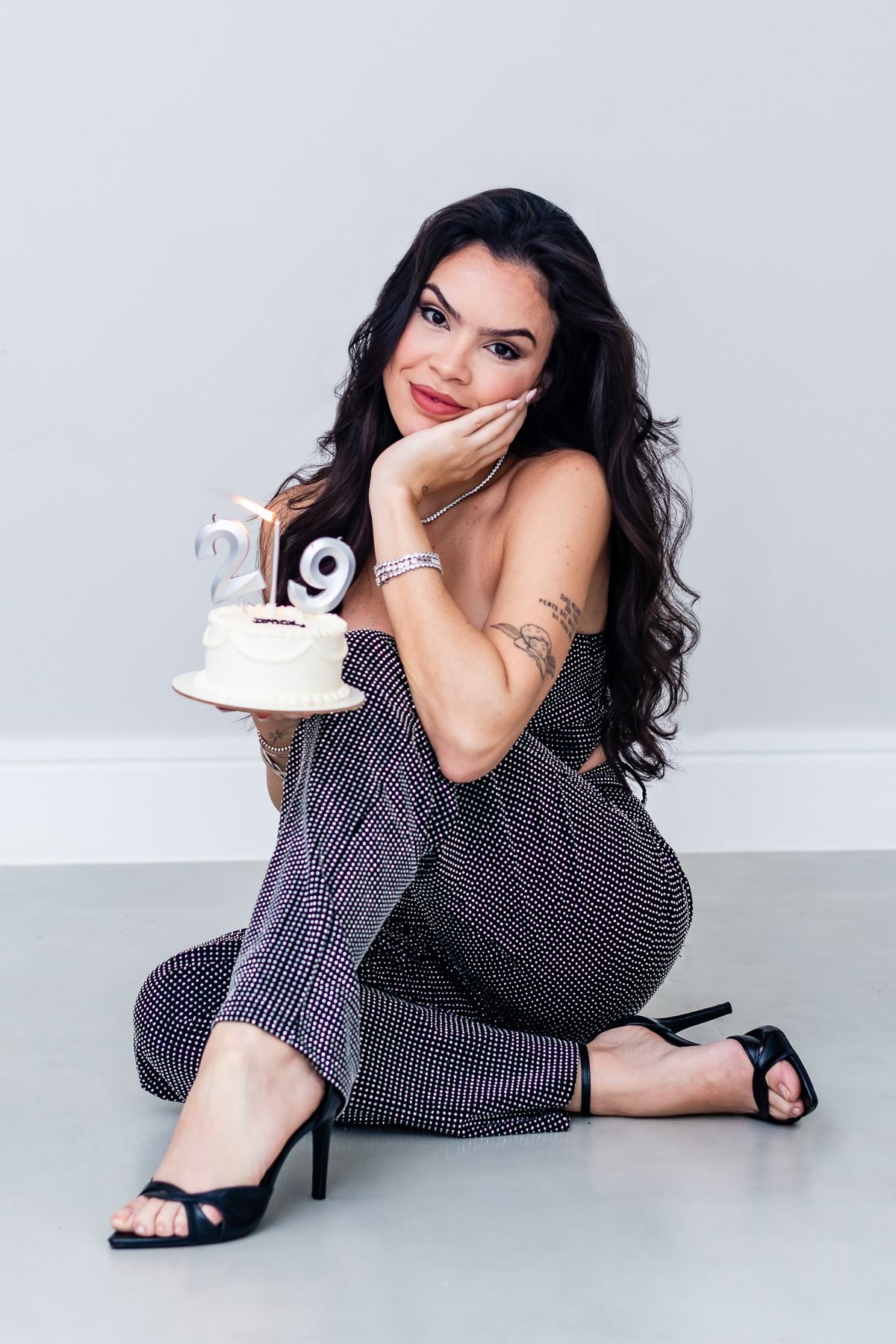 Momento de leveza e sorriso da Roberta durante seu ensaio fotográfico de aniversário