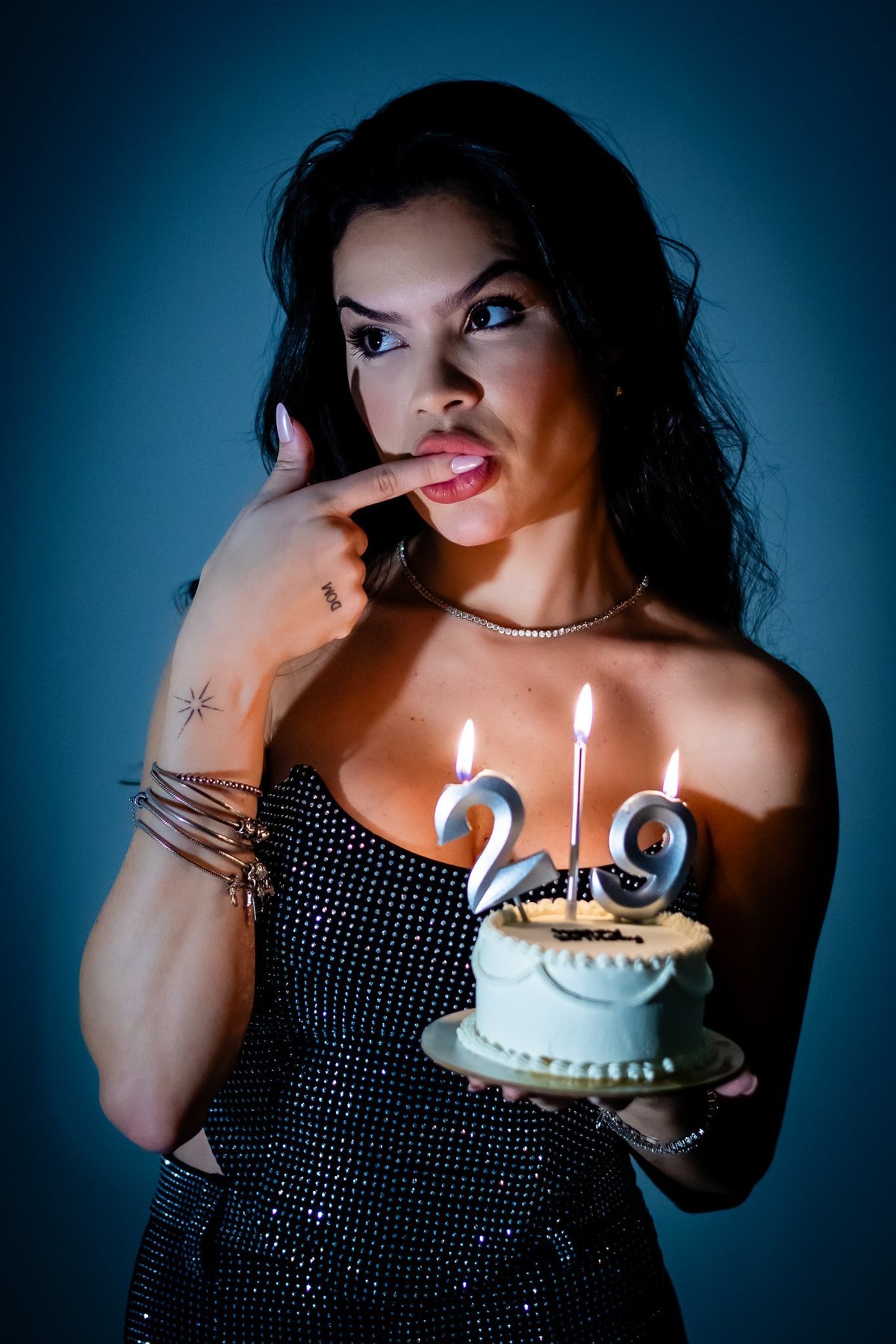 Retrato expressivo da Roberta destacando a autoconfiança e a beleza da mulher em sua nova fase 4