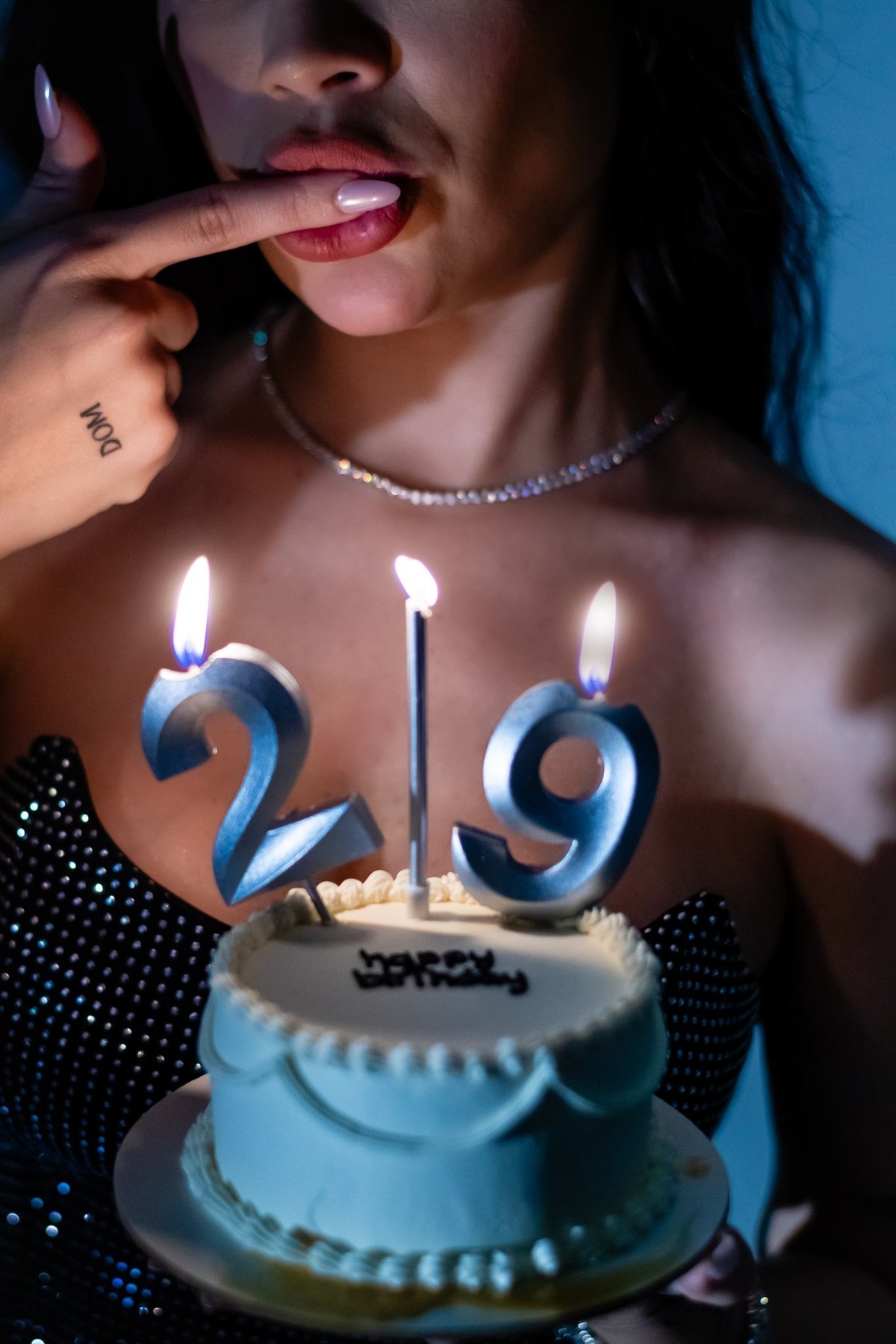 Retrato expressivo da Roberta destacando a autoconfiança e a beleza da mulher em sua nova fase 4