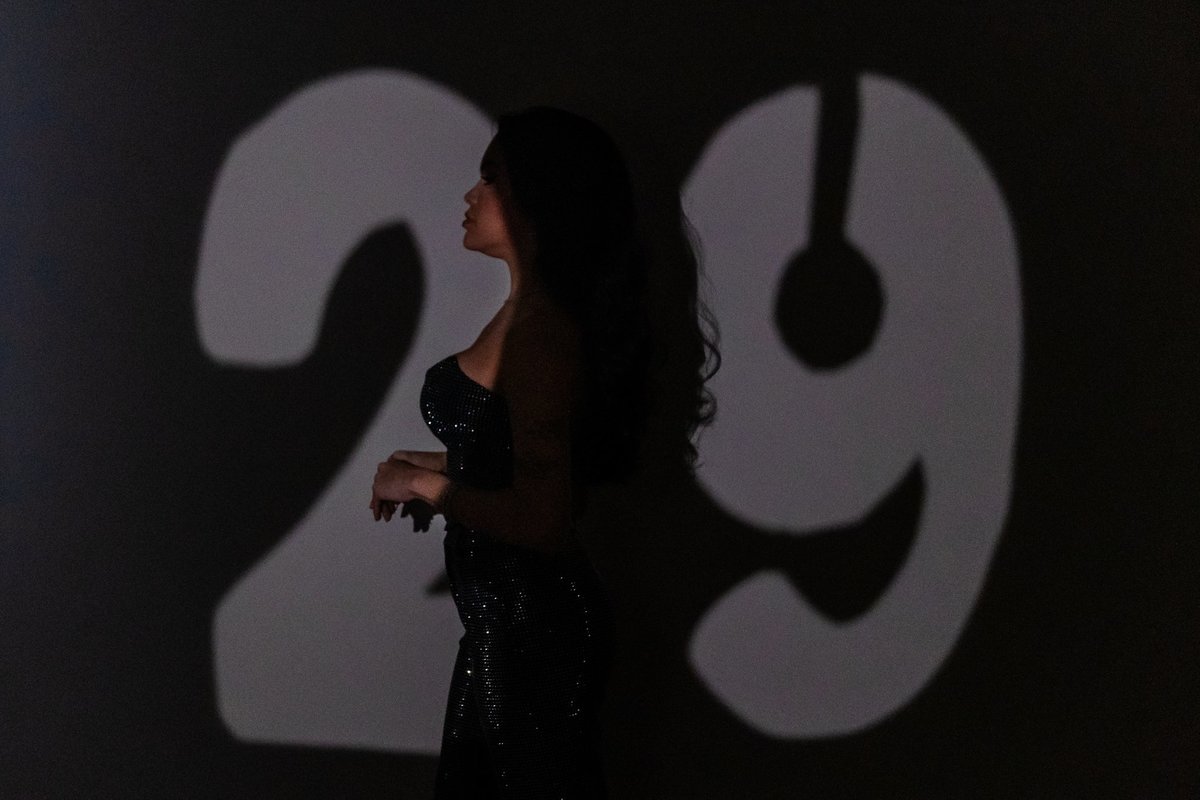 Retrato expressivo da Roberta destacando a autoconfiança e a beleza da mulher em sua nova fase 7